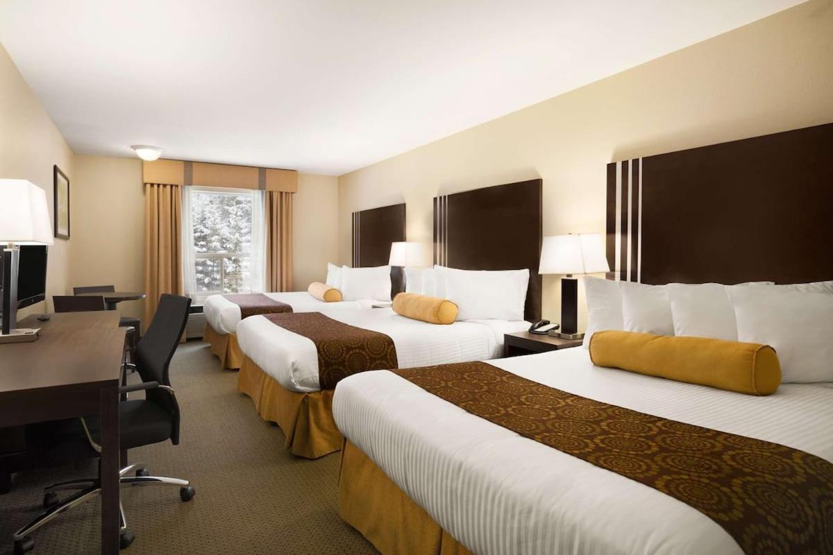 Ramada Golden Hotel Exterior photo
