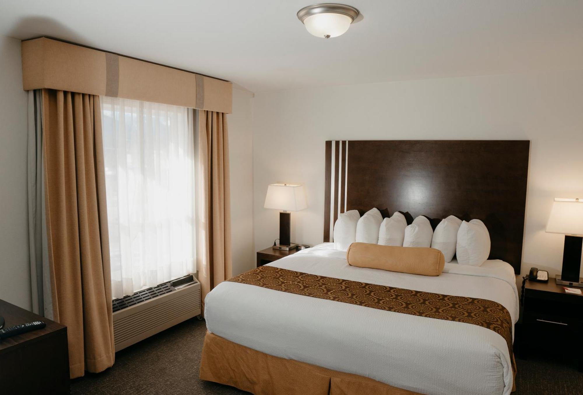 Ramada Golden Hotel Exterior photo