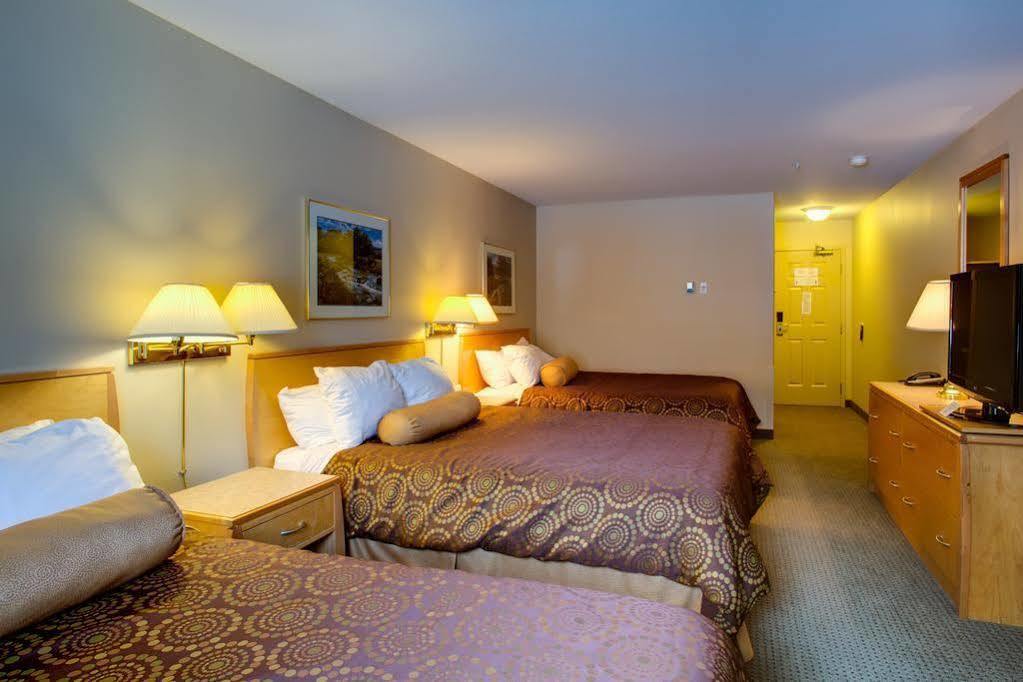 Ramada Golden Hotel Exterior photo