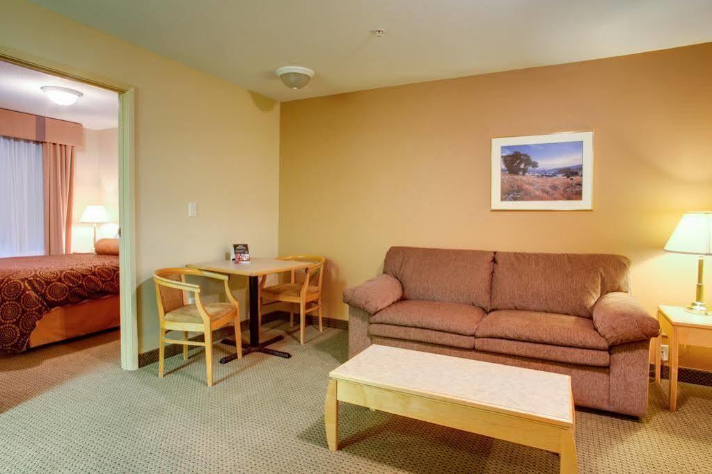 Ramada Golden Hotel Exterior photo