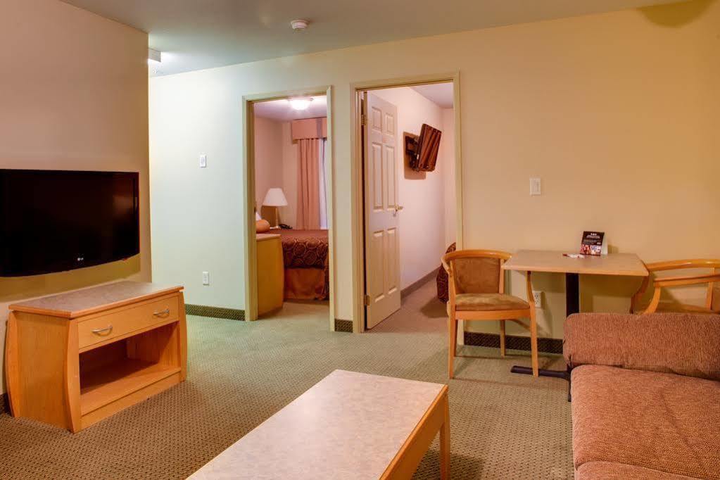 Ramada Golden Hotel Exterior photo